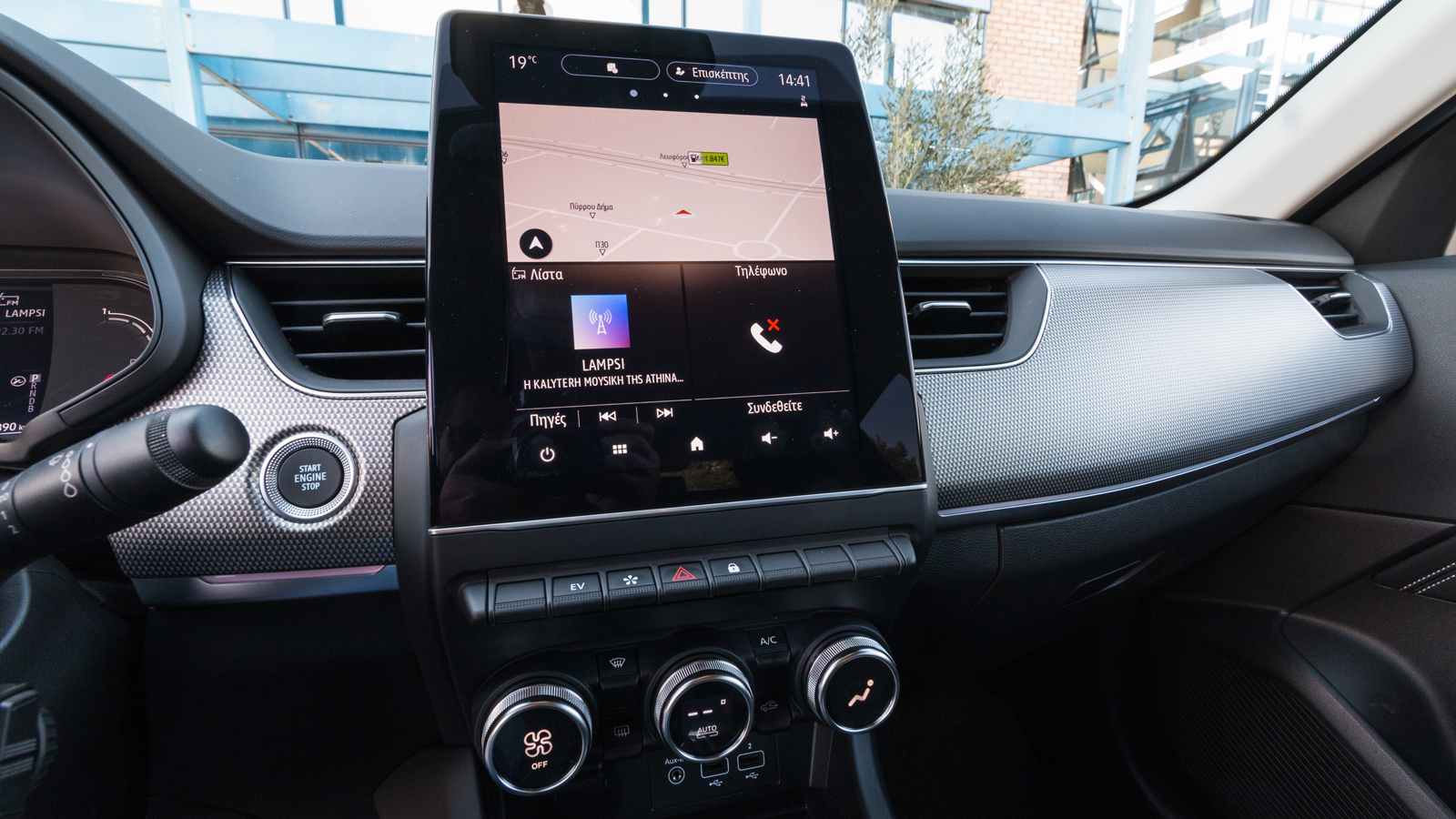 Η κάθετα τοποθετημένη οθόνη αφής 9,3 ιντσών διακρίνεται για την άμεση απόκριση της και το καλά δομημένο menu της